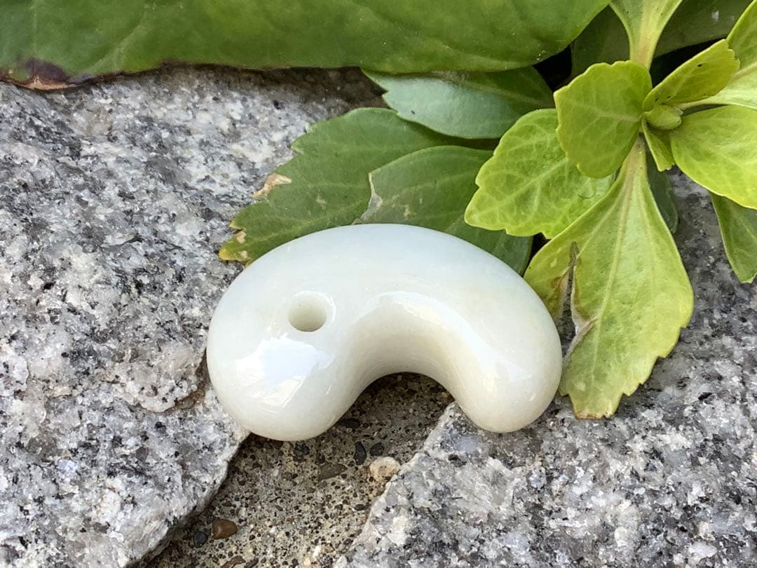 極上物✳きらきら味の素‼️小滝産糸魚川翡翠勾玉　氷の世界へアイスジェイド　鑑別書付