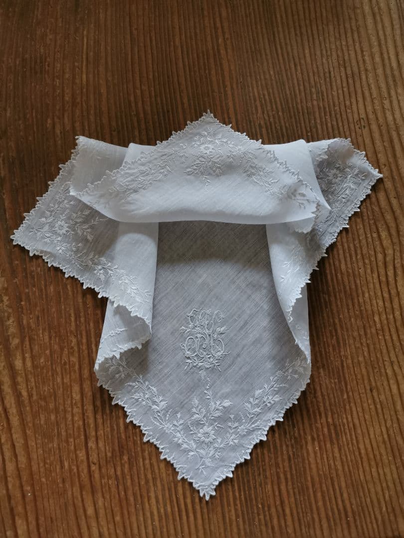 アンティークフランス 精緻なスカラップ 草花刺繍ハンカチーフ 花文字イニシャル