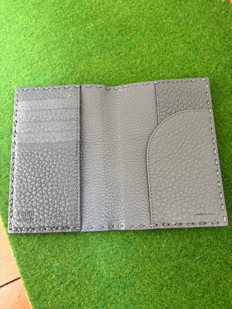 未使用 FENDI グレー パスポートケース フェンディ