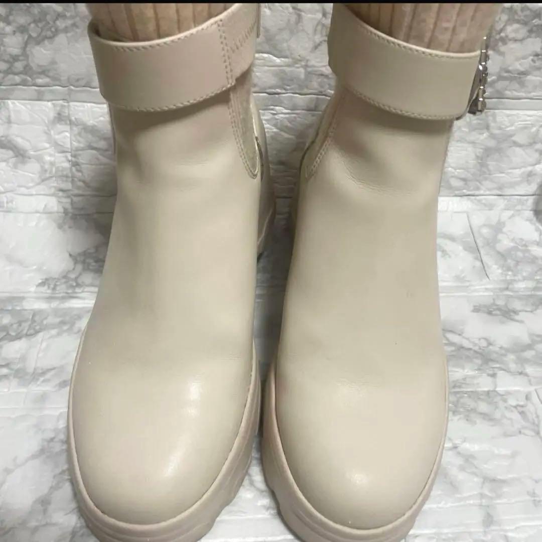 +diana プラスダイアナ　撥水 クリスタルバックル ショートブーツ　23.5