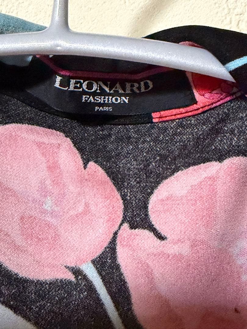 レオナール　黒地に花柄　美しい羽織ジャケット　カーディガン　Mサイズ