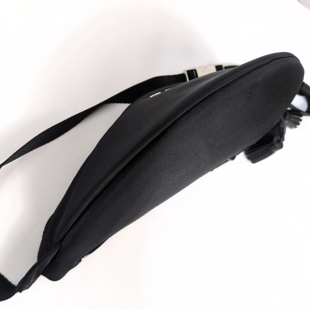 美品 VASIC ヴァジック DAY-TO FANNY PACK ボディーバッグ