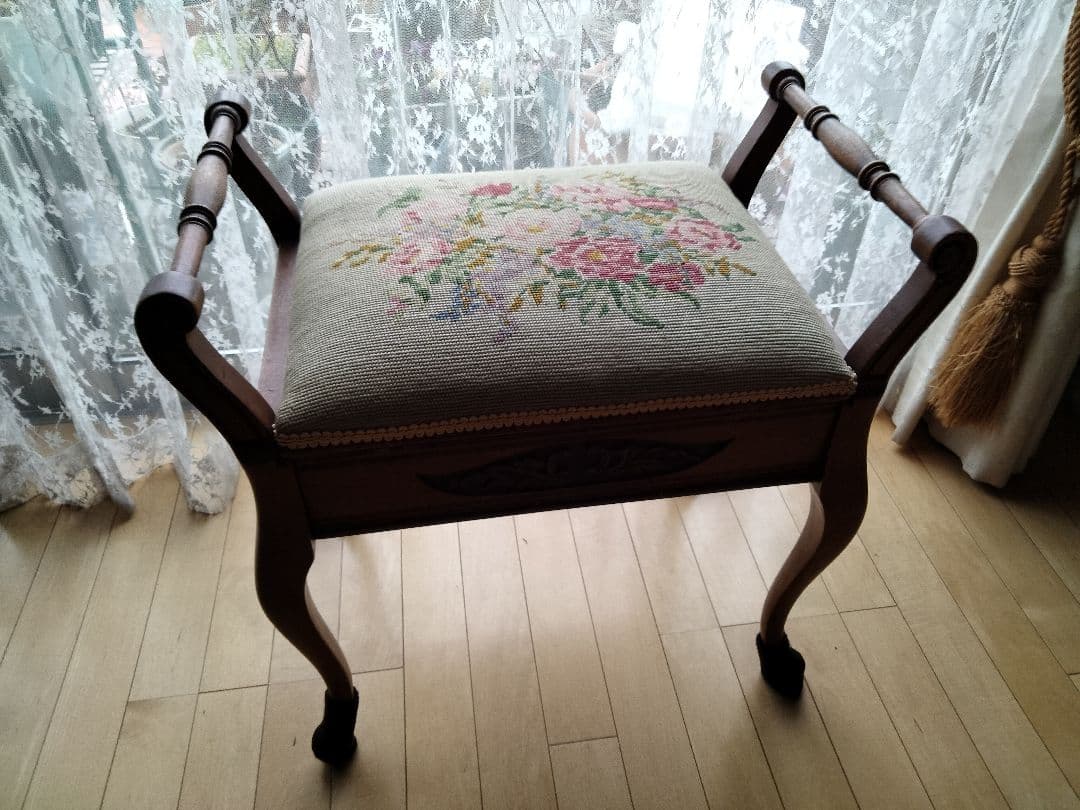 イギリスからの収納できるビンテ−ジスツ−ル、秘密の物入れ、刺繍