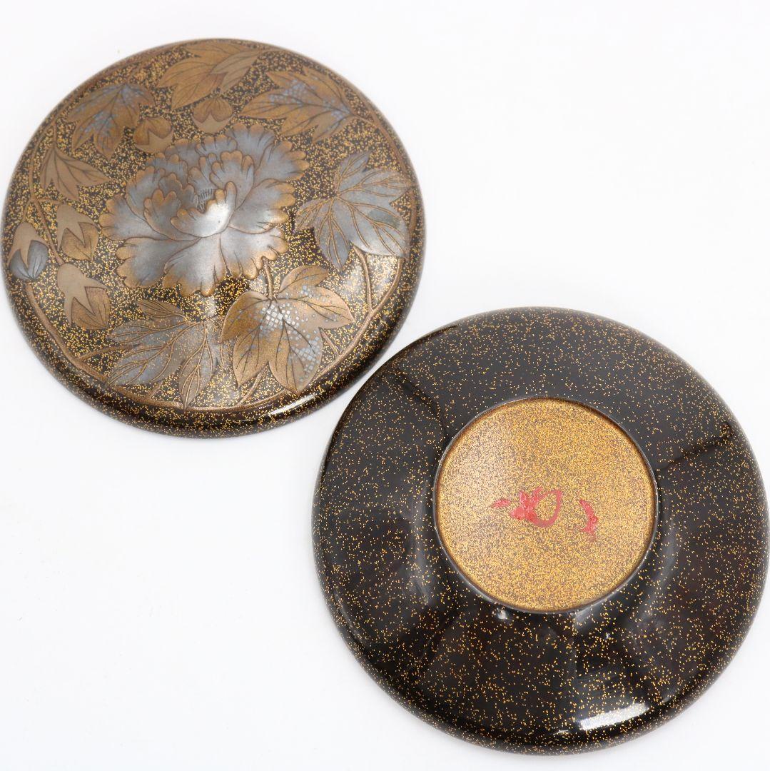 表千家流堀内家十二代 堀内宗完(兼中斎)書付 牡丹蒔絵 平丸香合　rM976