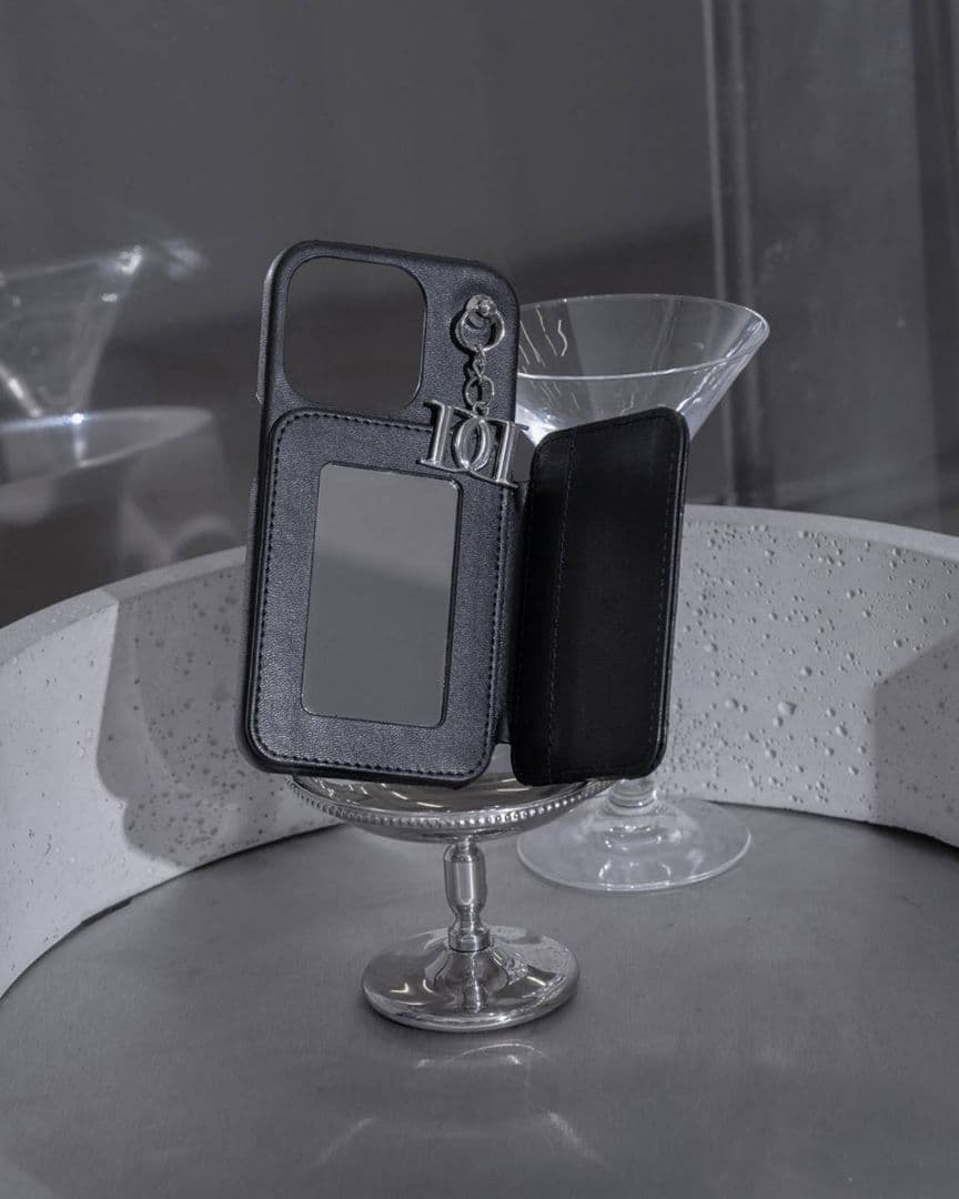 ダーリッチ キルティングミラーDDチャームiPhoneケース 16pro