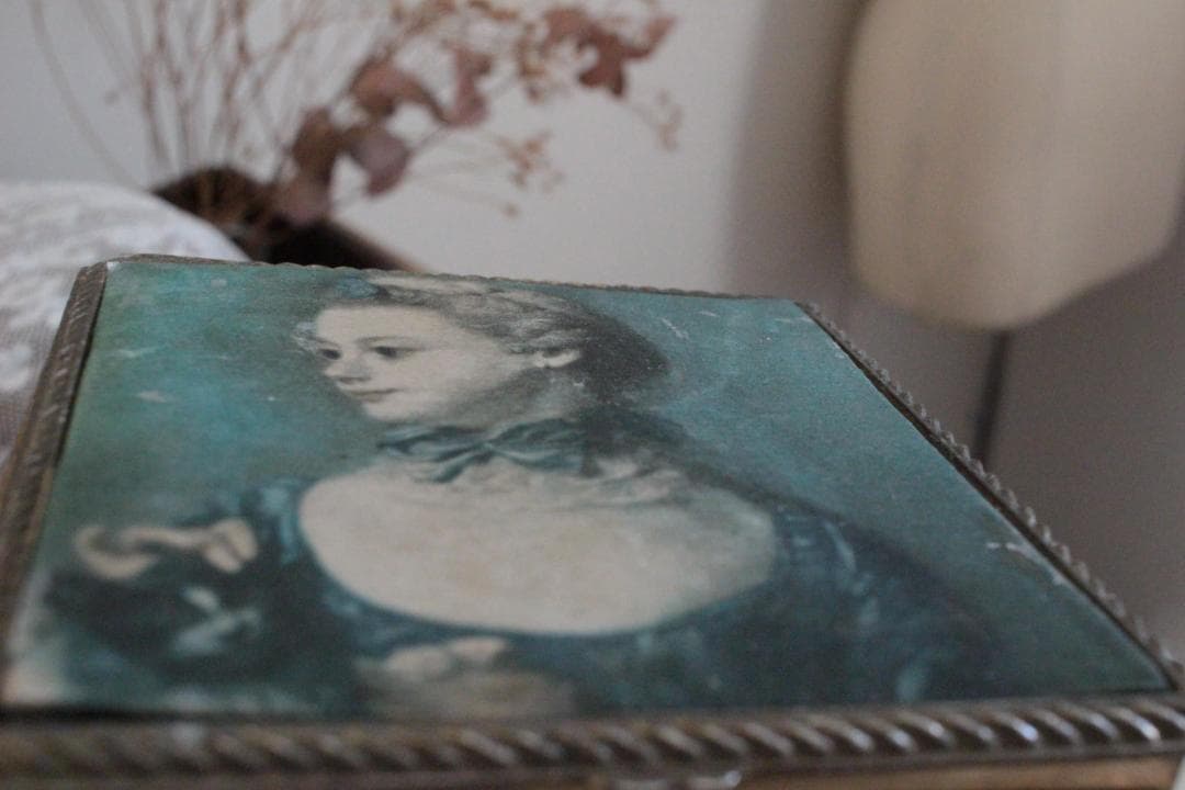 Petite boite・装飾ジュエリーボックス・少女/フランスアンティーク