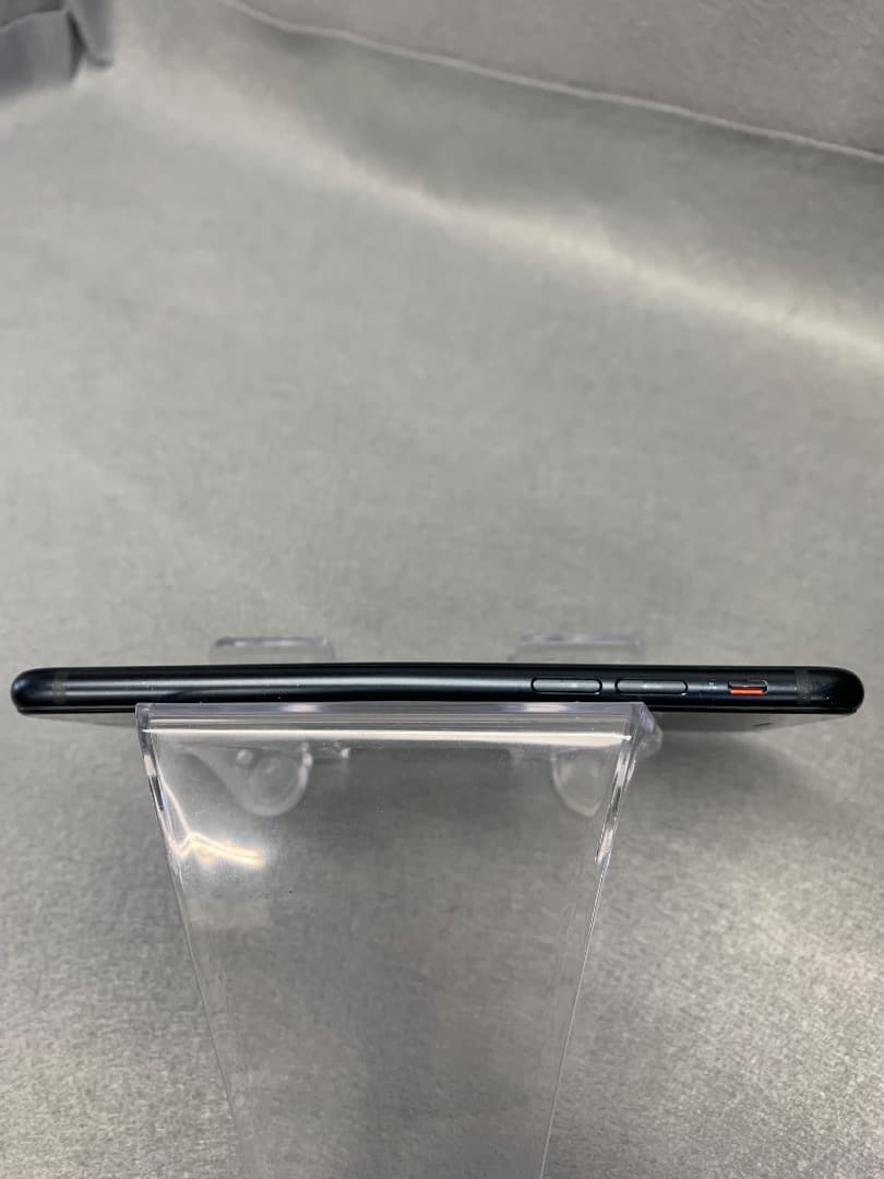 美品　国内版　SIMフリー　iPhoneSE-3 64GB ミットライト色