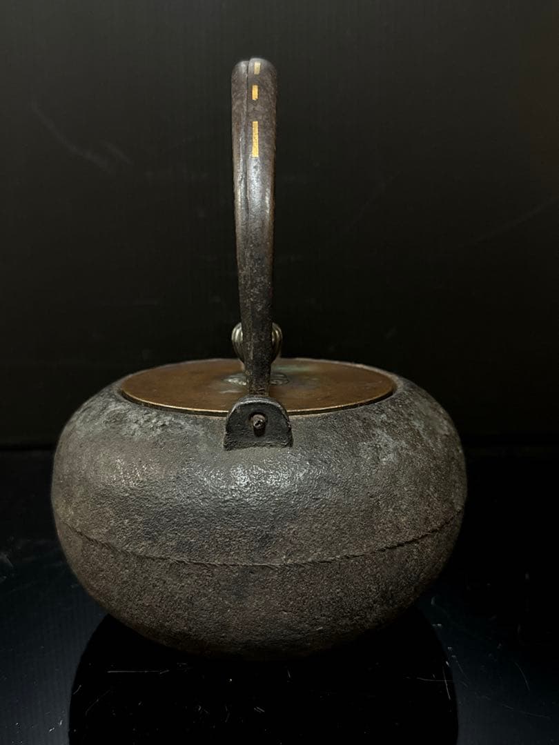 龍寿堂 浄寿 造 金象嵌提手 銀摘 平丸型 鉄瓶 茶道具