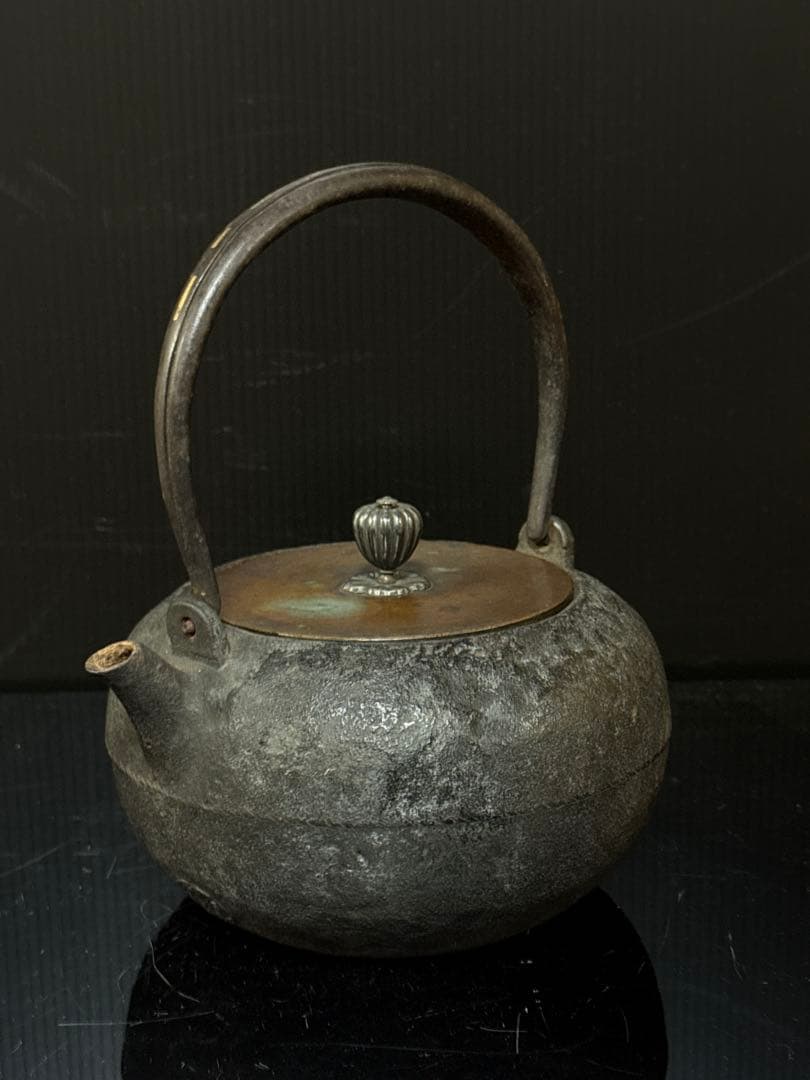 龍寿堂 浄寿 造 金象嵌提手 銀摘 平丸型 鉄瓶 茶道具