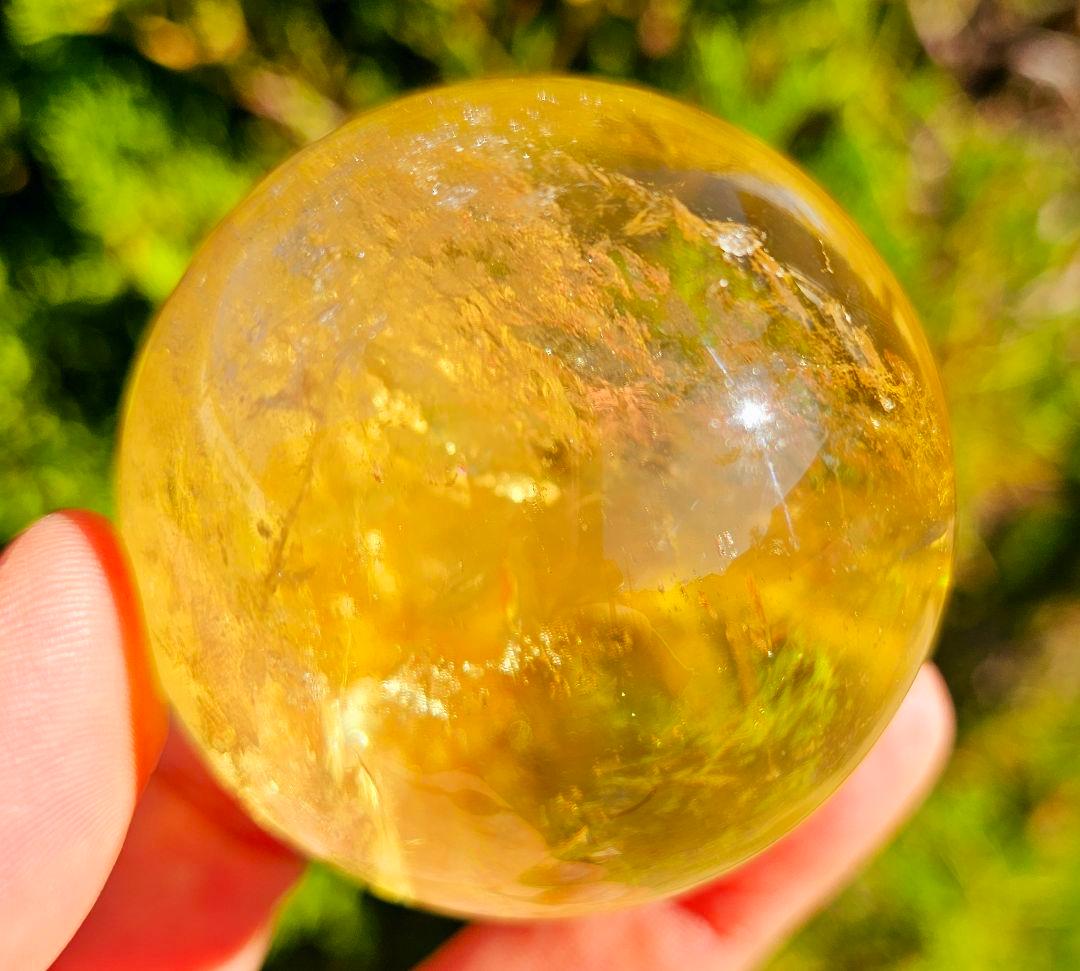 金運アップ‼️虹入りマダガスカル産 天然シトリン丸玉 貫入水晶かも❔