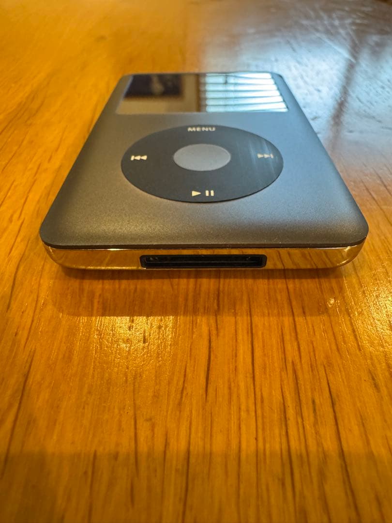 iPod classic 160GB （充電ケーブル付き）