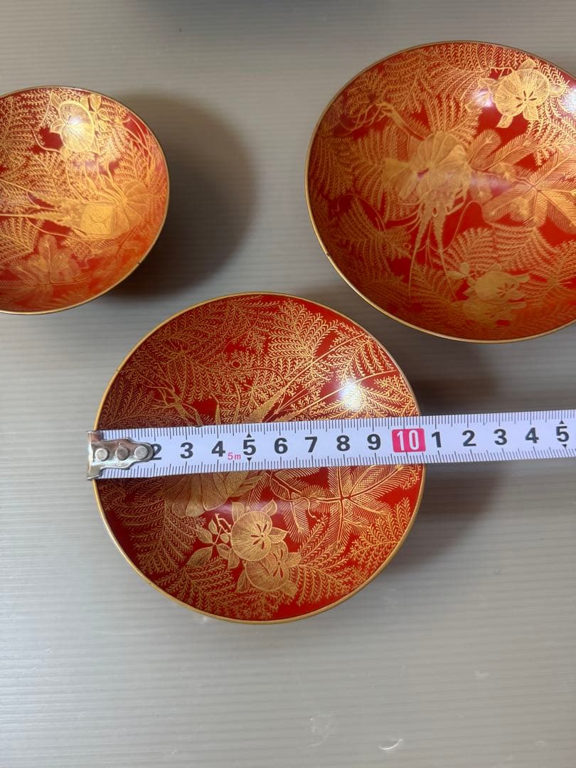 2904 根元和嶋製　沈金花草　三重盃