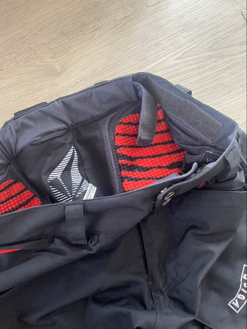 最終特別お値下げ❣️VOLCOMスノーボードウェア Lサイズ 上下セット　暖かい