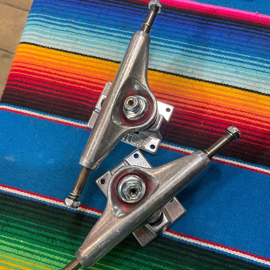 ベンチャーventureスケボートラック　5.0LOW 軽量モデル