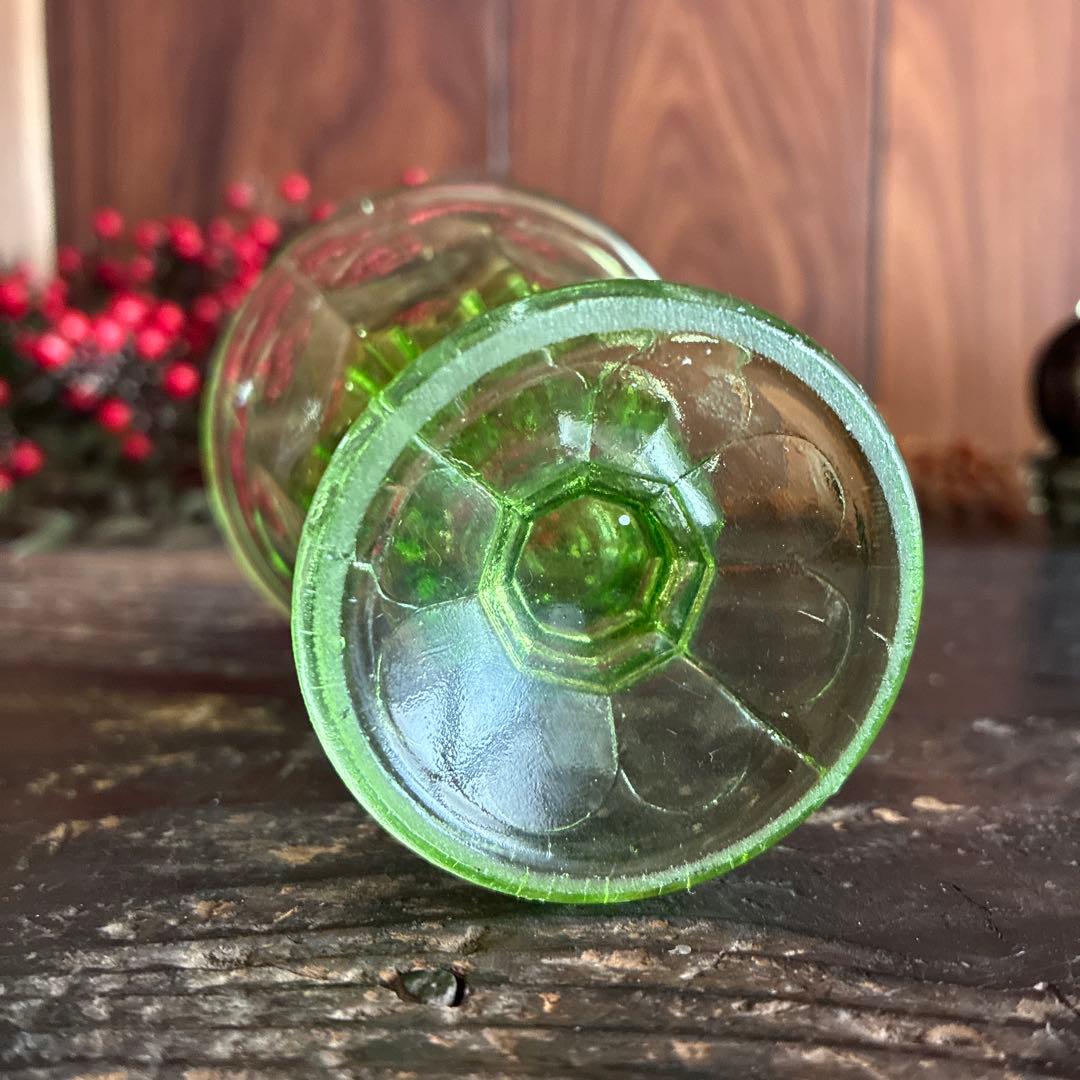 骨董　時代ガラス　若草色　プレスガラス　希少ラッパ型　菊割底　氷コップ　ウラン