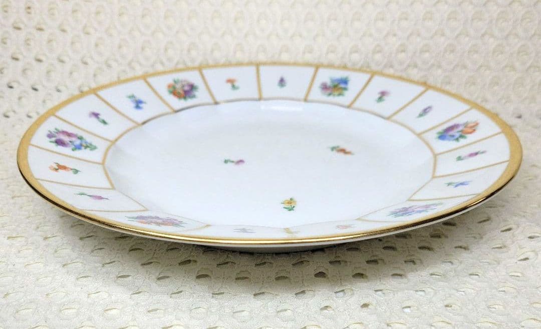 ロイヤルコペンハーゲン　ヘンリエッテ２６センチプレート１枚　です。