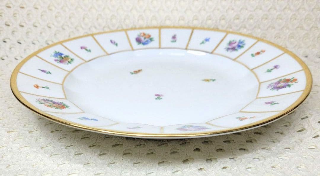 ロイヤルコペンハーゲン　ヘンリエッテ２６センチプレート１枚　です。